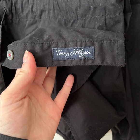 🎉4/30$🎉 Vintage Tommy Hilfiger Black Button-Down Shirt – Size Medium 🖤 - Picture 3 of 6